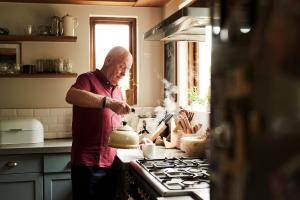 Man using a kettle